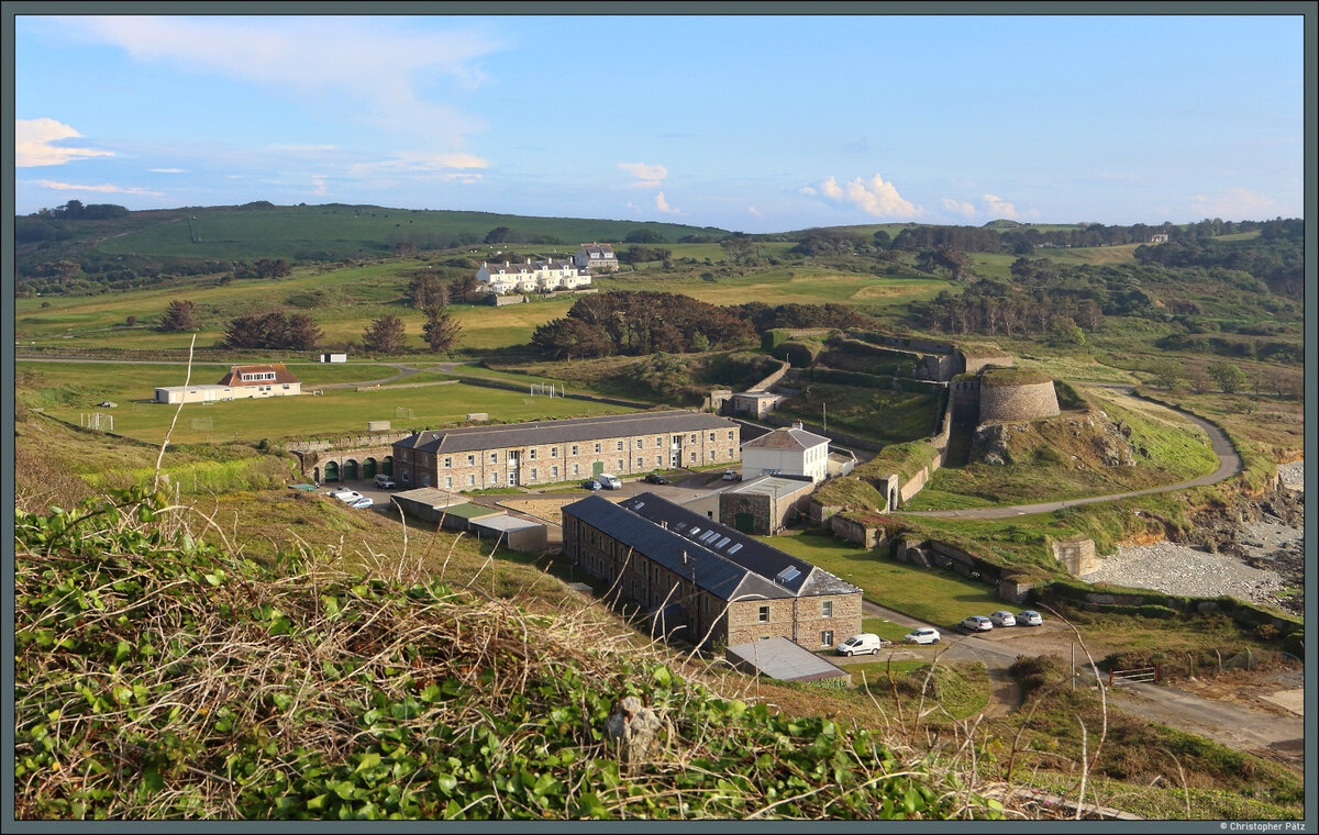Blick von Fort Albert auf das Arsenal und die Mt. Hayle Battery, die Teil der umfangreichen Befestigungsanlagen Alderneys waren. (02.05.2026)