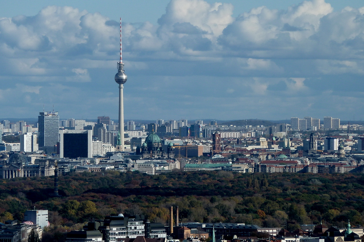 Blick vom Funkturm Richtung Osten. Ganz links das Reichstagsgebude, der Fernsehturm, der Berliner Dom, das Rote Rathaus.  Foto: 28.10.2012