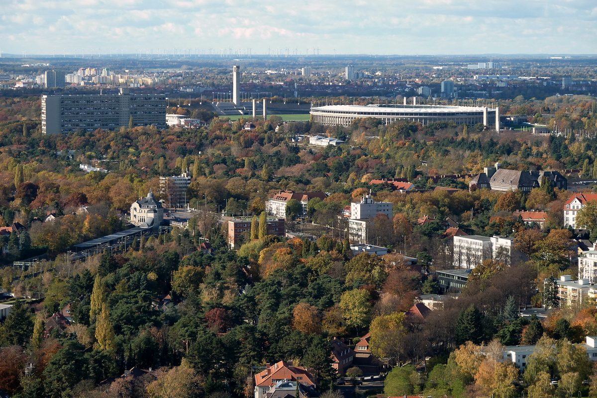 Blick vom Funkturm ber Berlin Richtung NW. Links das Hochhaus, erbaut von Le Corbusier, Glockenturm mit dem Maifeld, das Olympiastadion. In der Bildmitte, links, der S-Bahnhof Heerstrae. Foto: 28.10.2012