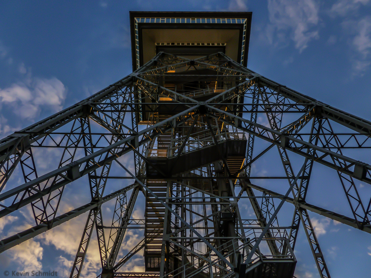 Blick vom Fuß des <a href= http://www.funkturm-messeberlin.de >Berliner Funkturms</a> hinauf bis zum Restaurant-Geschoss in 50 Meter Höhe, 16.04.2014.