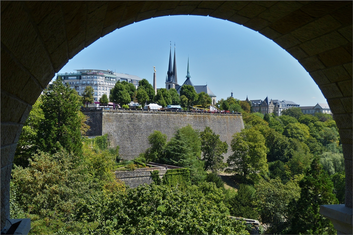 Blick von der Fugngerpassage durch einen Brckenbogen unter der Neuen Brcke in der Stadt Luxemburg, auf die Kathedrale und das Kriegsdenkmal mit der „Gle Frau“. 05.08.2020