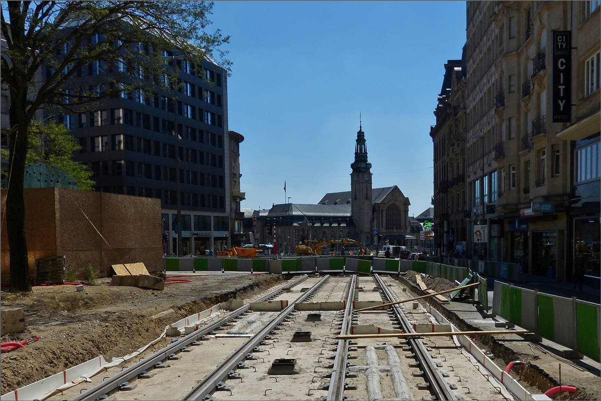 Blick vom Fugngerberweg in der “Nei Avenue”, ber die Trambaustelle in Richtung Hauptbahnhof von Luxemburg. Das Gebude in der Mitte des Bildes ist der Hauptbahnhof von der Straenseite aus gesehen. 05.08.2020