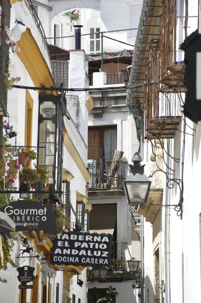 Blick in die Gasse Calle Velzquez Bosco in Crdoba. Aufnahme: Juli 2014.