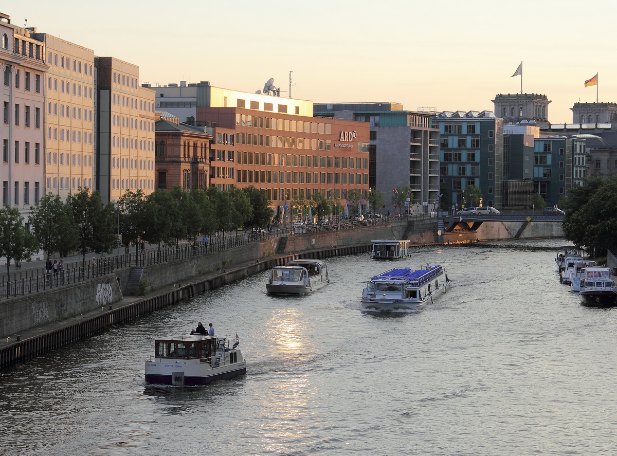 Blick vom Gleis 1 des Bahnhofs Berlin Friedrichstrasse am 28. August 2013 in Richtung Reichstag. Linksseitig ist das Gebude der ARD zu erkennen.