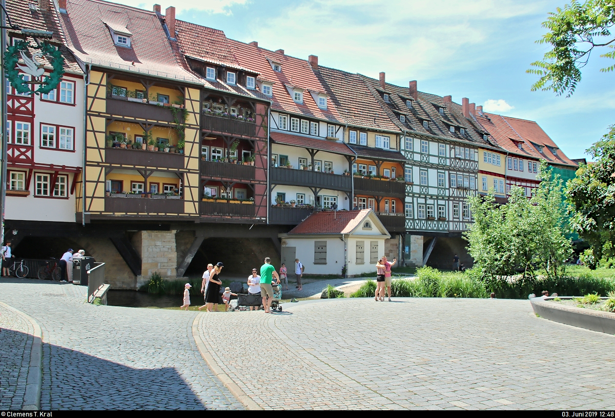 Blick von der Gotthardtstrae auf einige Fachwerkhuser auf der Krmerbrcke in Erfurt.
Aufgenommen im Gegenlicht.
[3.6.2019 | 12:48 Uhr]