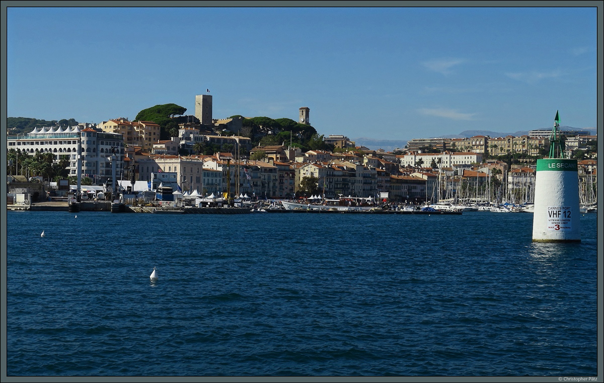 Blick vom Hafen auf Cannes. In der Mitte sind der Tour du Suquet und die Kirche Notre-Dame d'Esprance zu sehen. (28.09.2018)