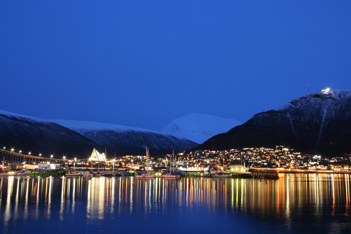 Blick vom Hafen von Troms zur Eismeerkathedrale und der Fjellstua; 06.11.2015