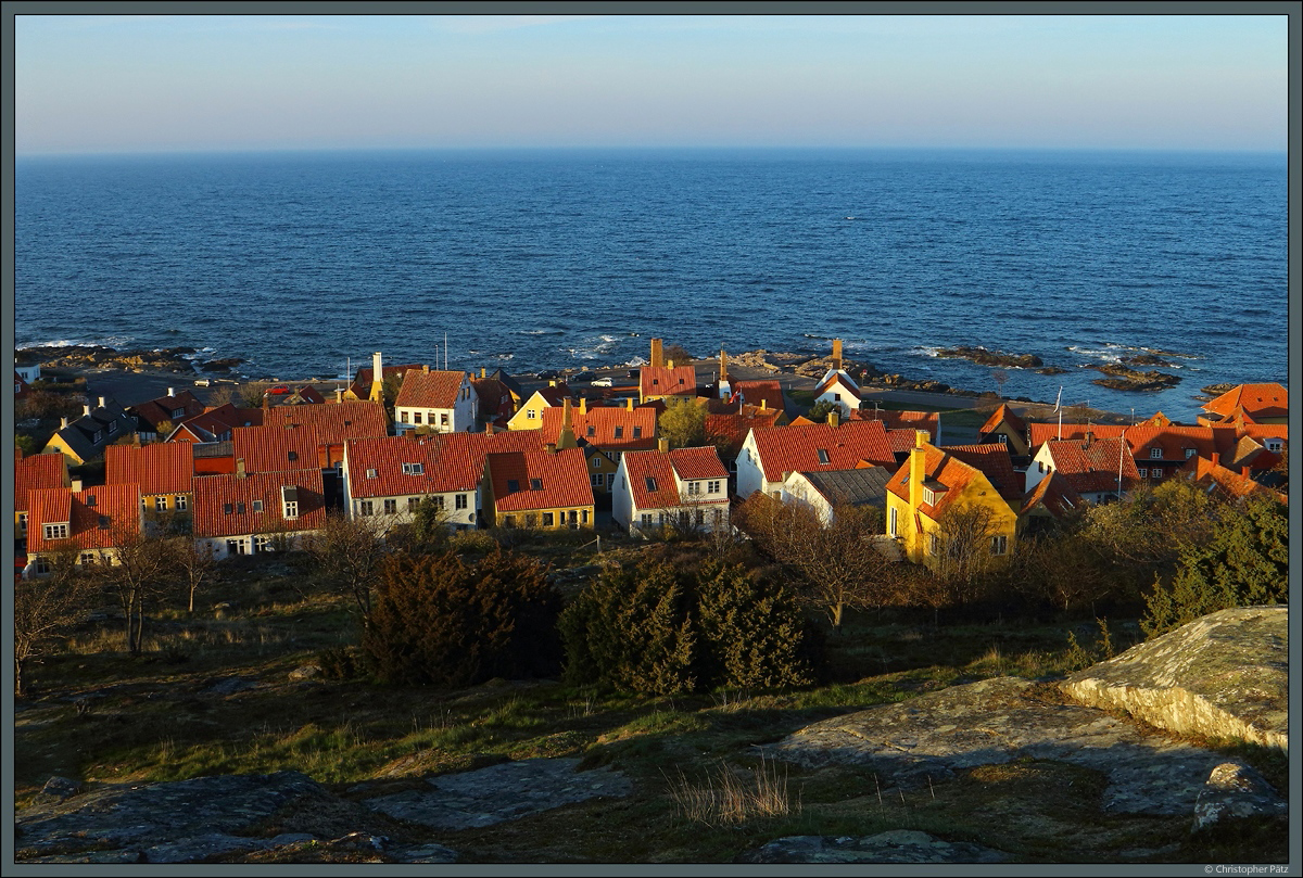 Blick vom Hausberg Bokul auf Gudhjem an der Nordkste Bornholms. (22.04.2019)