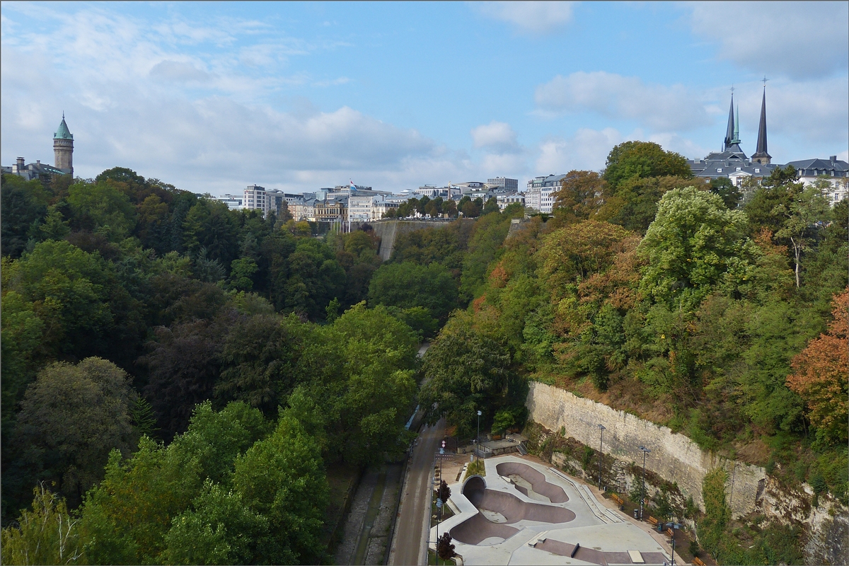 Blick in das Herbstliche Petrustal in der Stadt Luxemburg, mit dem Turm links der Hauptsitz der Sparkasse, und einem Teil der Oberstadt rechts im Bild. 09.2020