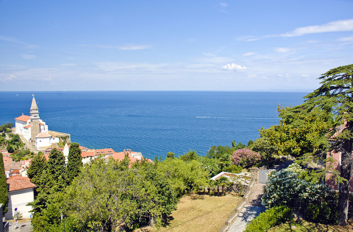 Blick von der historischen Stadtmauer in Piran in Slowenien. Aufnahme: 26. juli 2016.