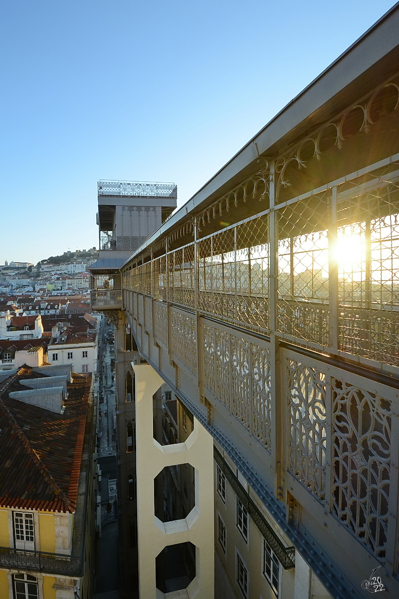 Blick vom hher gelegenen Stadtteil Chiado auf dem 1902 erbauten gusseisernen Elevador de Santa Justa. (Lissabon, Januar 2017)