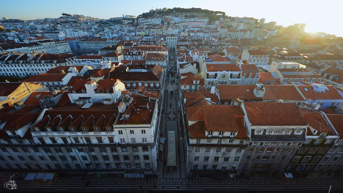 Blick vom hher gelegenen Stadtteil Chiado auf das Zentrum von Lissabon. (Januar 2017)