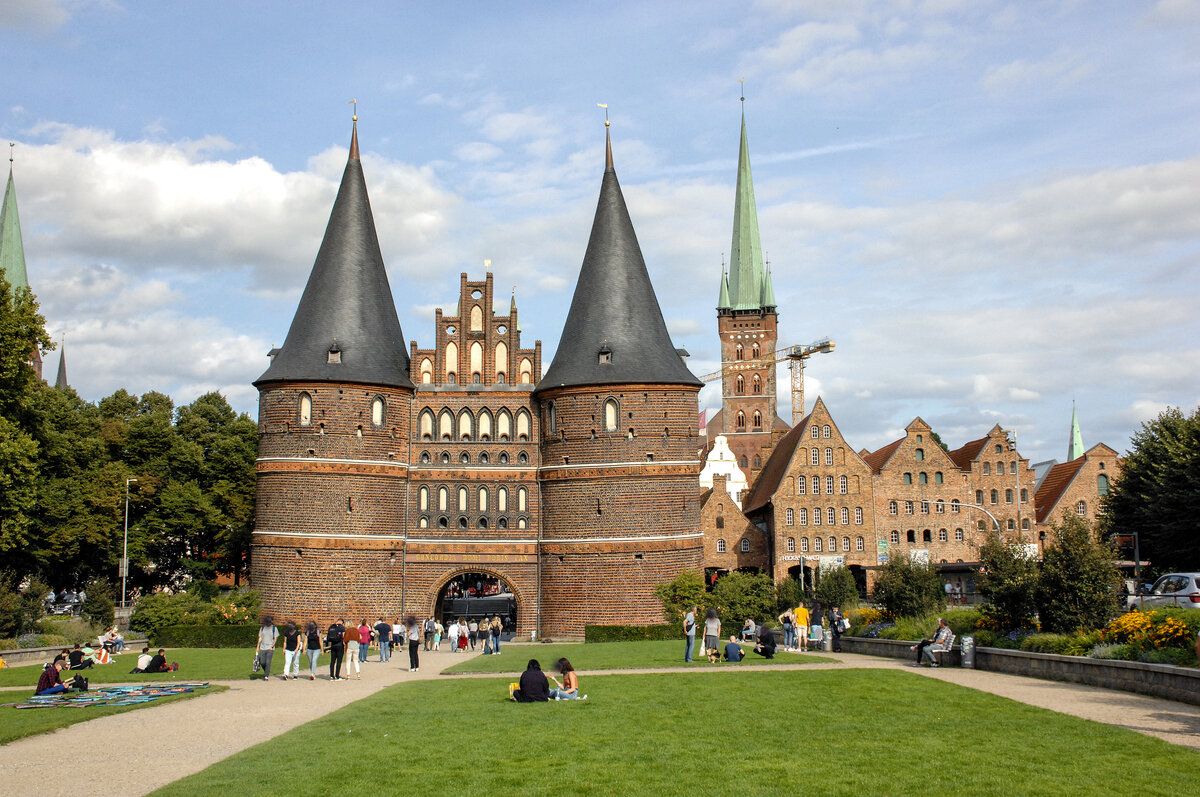 Blick vom Holstentorplatz auf die Feldseite des Lbecker Holstentors. Das sptgotische Gebude gehrt zu den berresten der Lbecker Stadtbefestigung. Das Holstentor ist neben dem Burgtor das einzige erhaltene Stadttor Lbecks. Aufnahme: 21. August 2021.