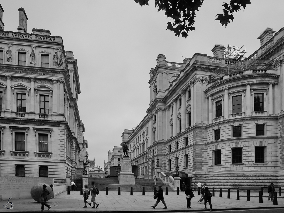 Blick von der Horse Guard Road in die King Charles Street im Regierungsviertel von London. (September 2013)