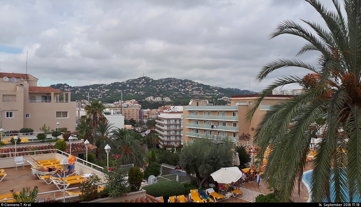 Blick vom Hotel Guitart Central Park Aqua Resort auf die Stadt Lloret de Mar (E) Richtung Gebirgszug (Serras) der Costa Brava.
[16.9.2018 | 17:18 Uhr]
