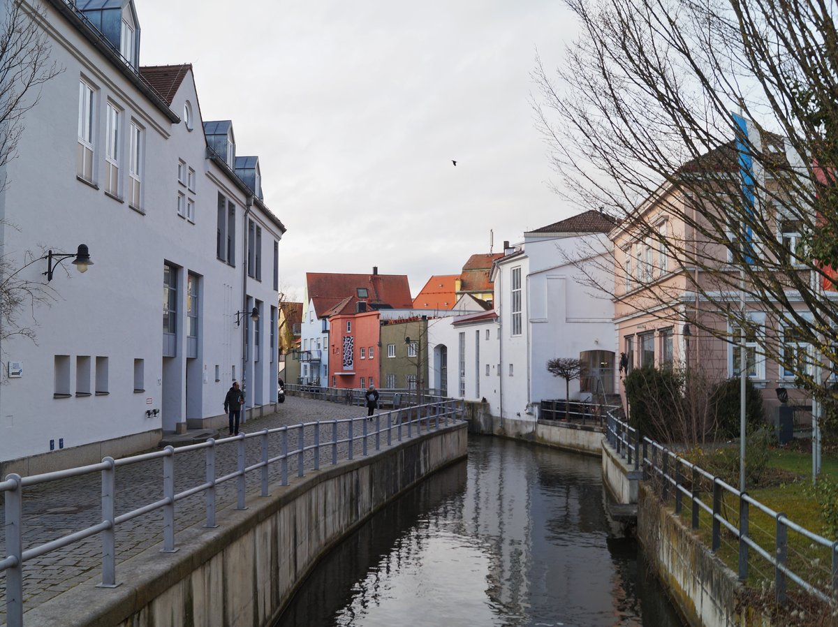 Blick in die idyllische Strae  Am Wrth  in Freising, daneben die malerische Moosach. (20.02.2020)