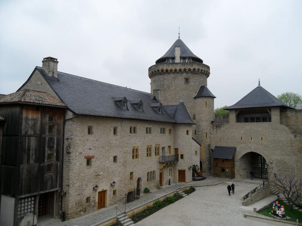 Blick in den Innenhof von Burg Malbrouck, aufgenommen am 15.05.2010