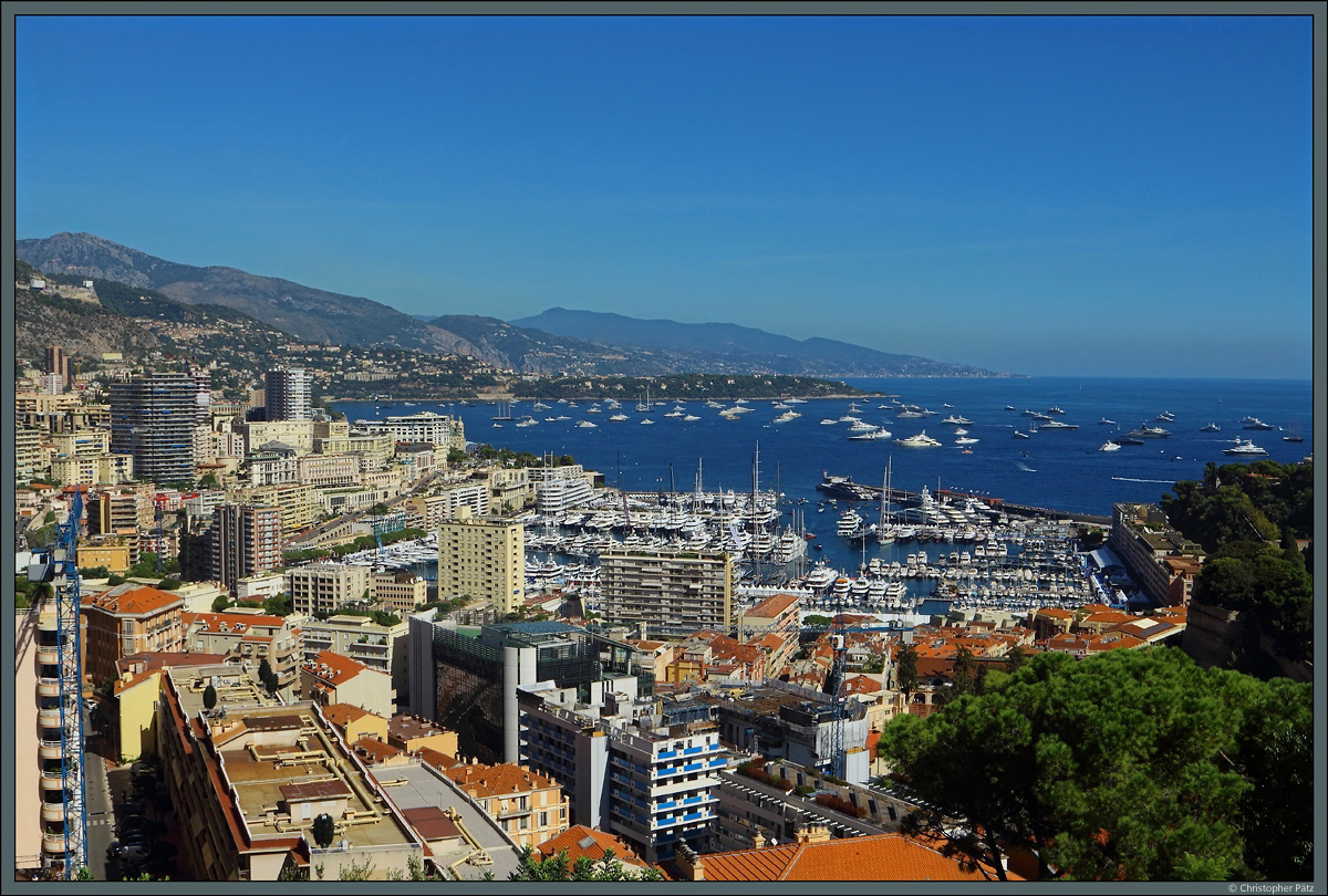 Blick vom Jardin Exotique auf den Port Hercule und den Stadtteil Monte Carlo. Die zahlreichen Yachten finden nicht alle Platz im Hafen. (Monaco, 27.09.2018)