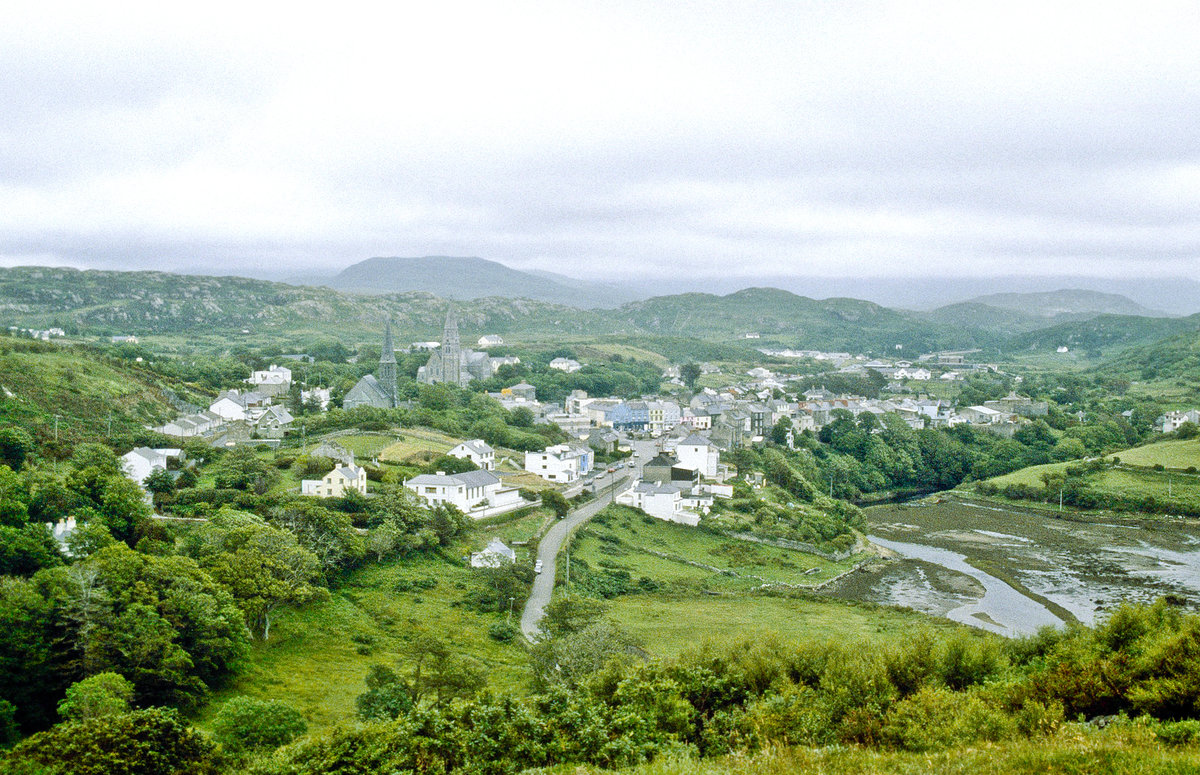 Blick vom John D'Arcy Monument ber Clifden. Blick vom Dia. Aufnahme: Juli 1991.