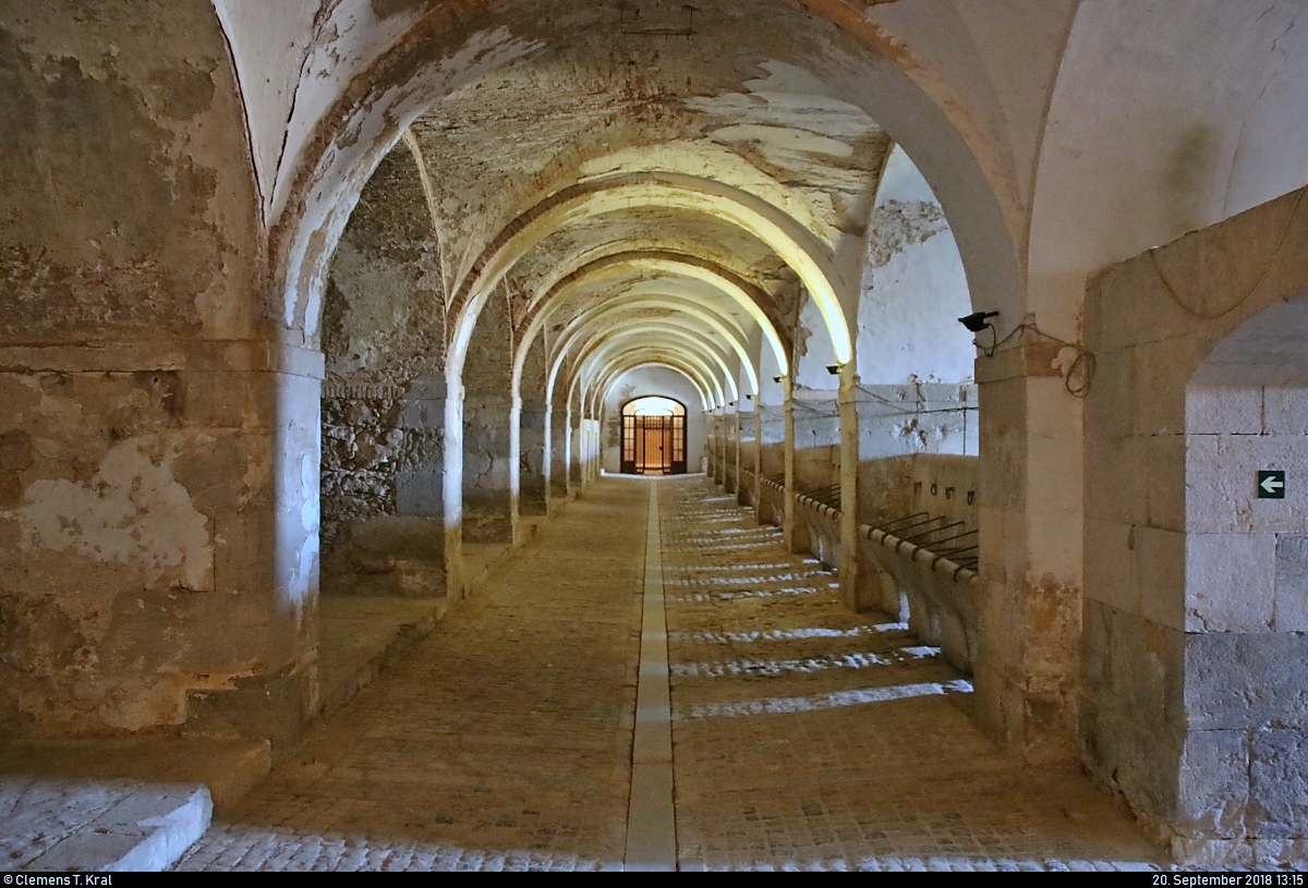 Blick in die Kavallerie-Stallung im Castell de Sant Ferran in Figueres (E), das grte Bauwerk Kataloniens und die grte Festung Europas aus dem 18. Jahrhundert.
[20.9.2018 | 13:15 Uhr]
