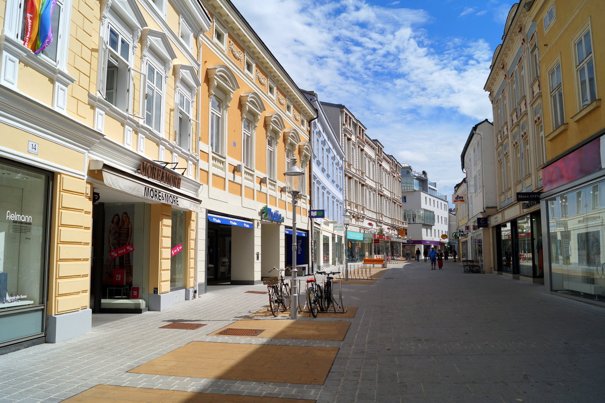 Blick in die Kremser Gasse in Sankt Plten Richtung Sden. Sie fhrt vom Hauptbahnhof als schn gestaltete Fugngerzone ins Zentrum hinein. 07.07.2019.