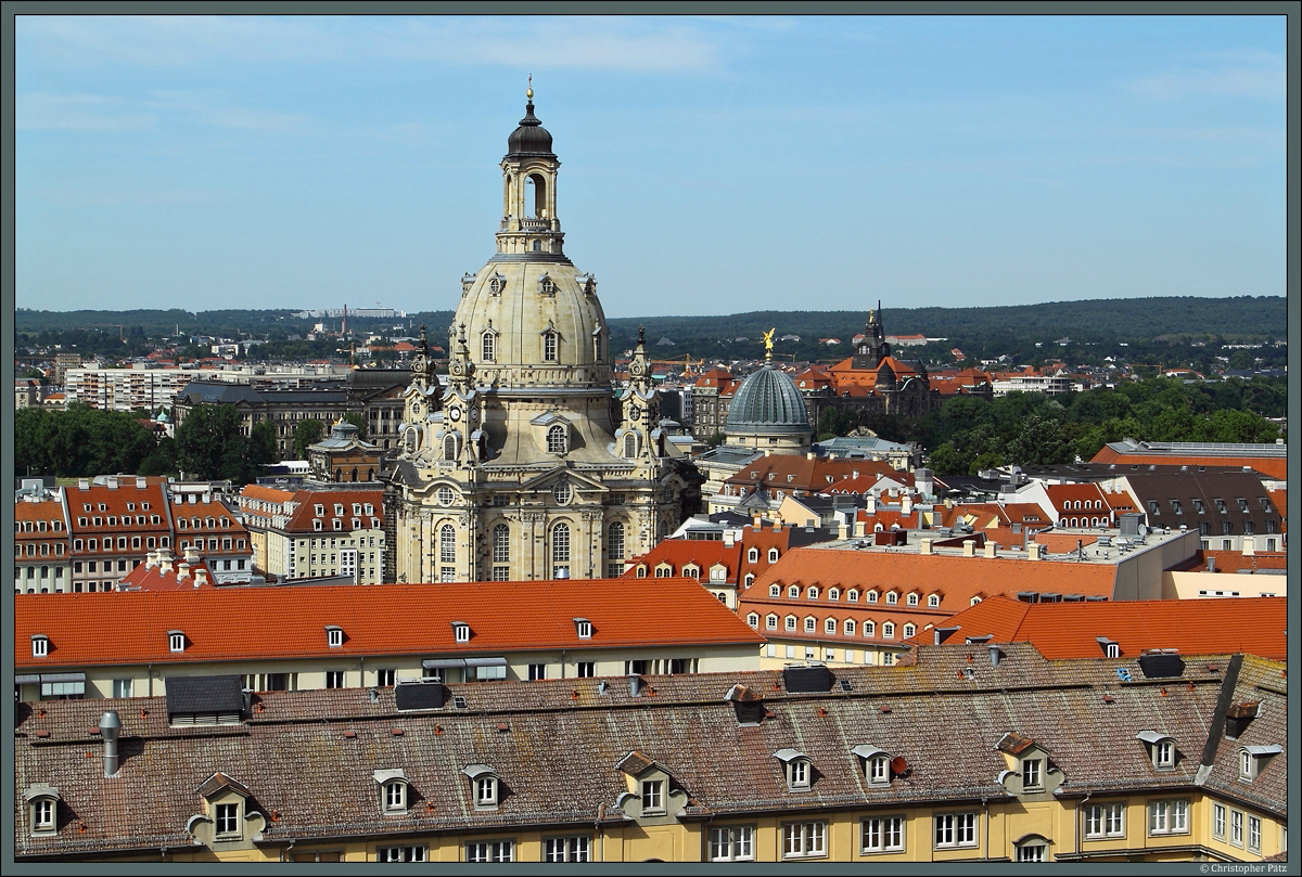 Blick von der Kreuzkirche auf die 1994 bis 2005 wiederaufgebaute Frauenkirche. Deutlich sind anhand der dunklen Patina die wiederverwendeten Sandsteine erkennbar, die aus den Schuttbergen geborgen wurden. (Dresden, 04.07.2014)