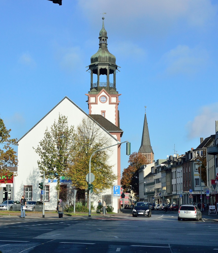 Blick von der Kreuzung Moses-Stern-Strae und Odenkirchener Strae auf das ehemalige kaiserliche Postamt Rheydt und die im Hintergrund zu erkennende Marienkirchen am gleichnamigen Marienplatz.
Rheydt ist der schnere Teil der Stadt Mnchengladbach. 24.10.2013

