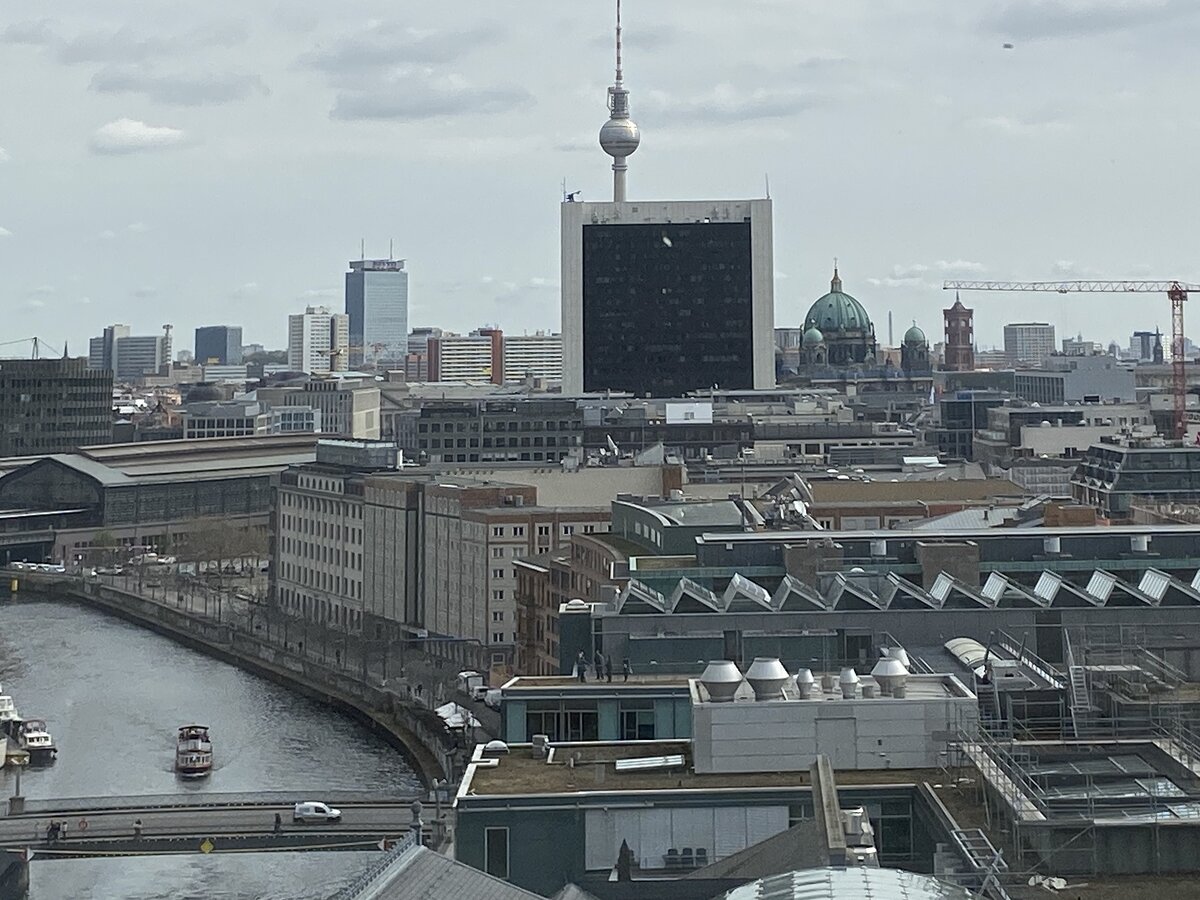 Blick von der Kuppel des Reichtages am 14. April 2022 zum Alexanderplatz in Berlin, dem Bahnhof Alexanderplatz, dem Fernsehturm und den Berliner Dom.