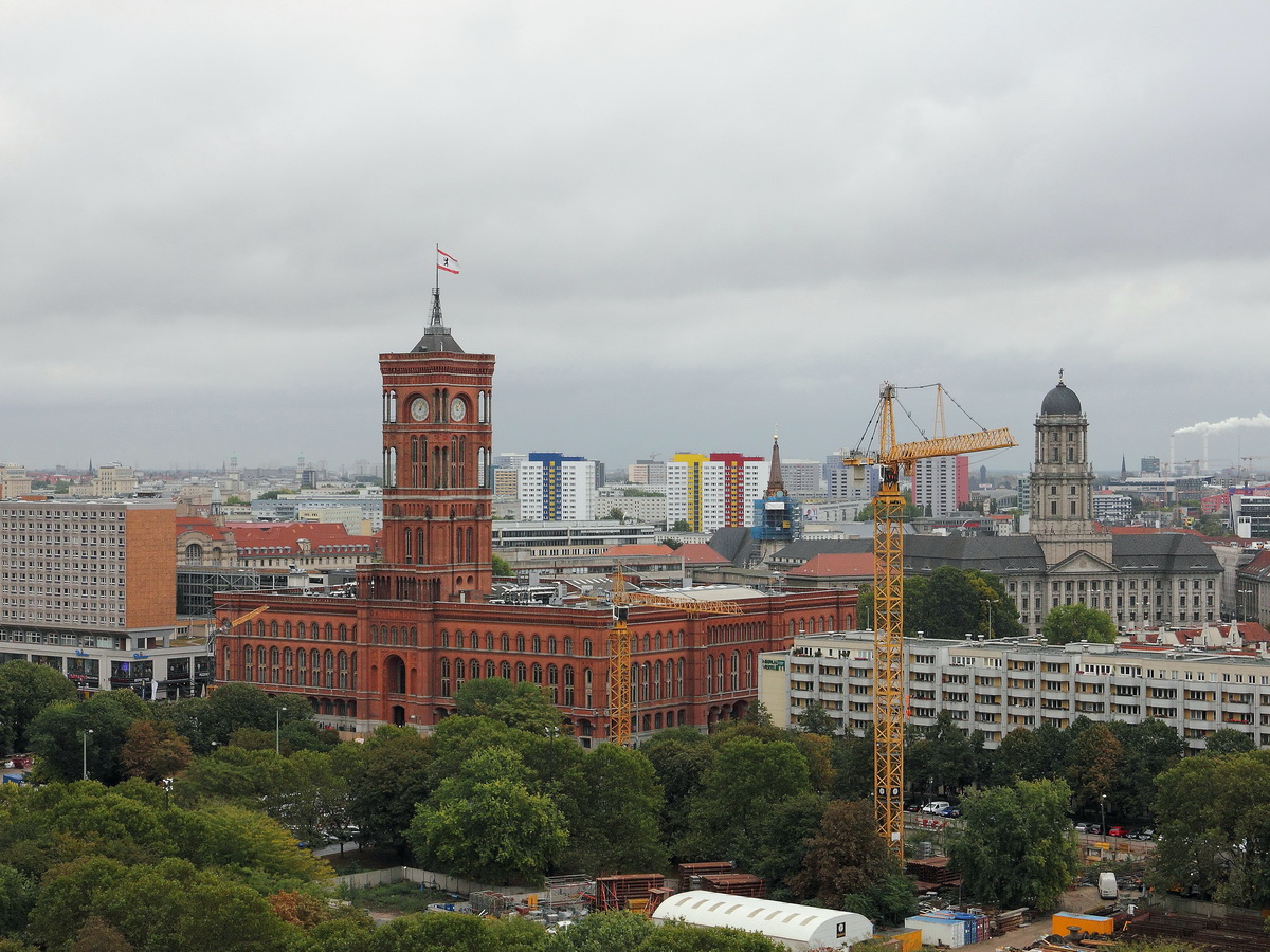 Blick vom Kuppelgang des Berliner Dom am 06. Oktober 2016 in Richtung Rotes Rathaus in Berlin Mitte nahe der Rathausstrae.