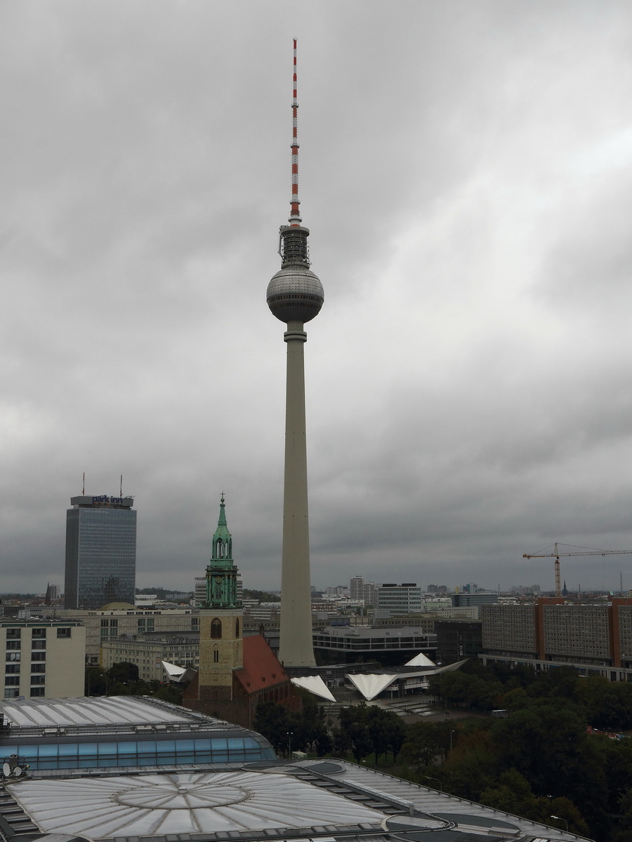 Blick vom Kuppelgang des Berliner Dom am 06. Oktober 2016 in Richtung Berliner Fernsehturm (Architektonische Hhe: 368m) in Berlin Mitte.