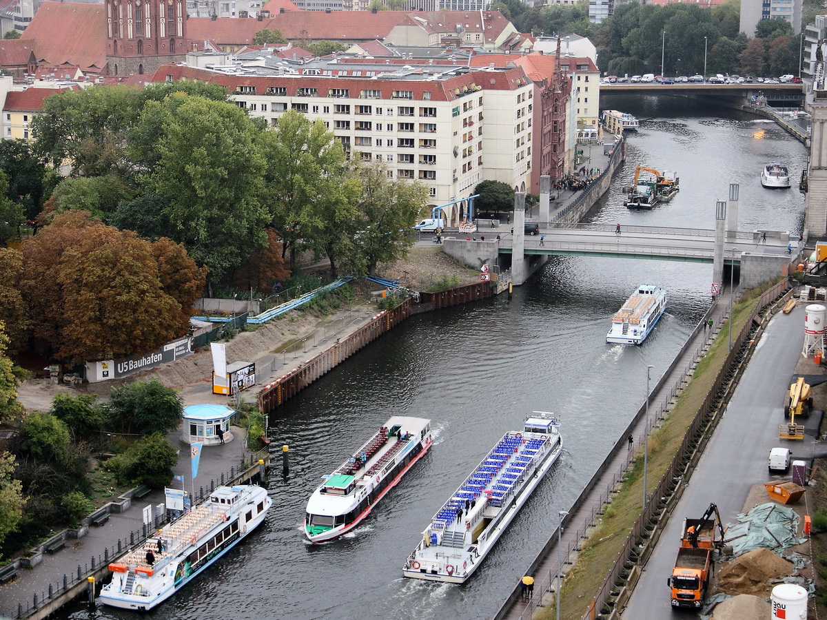 Blick vom Kuppelgang des Berliner Dom am 06. Oktober 2016 zur Spree in Richtung Schloplatz (rechts).