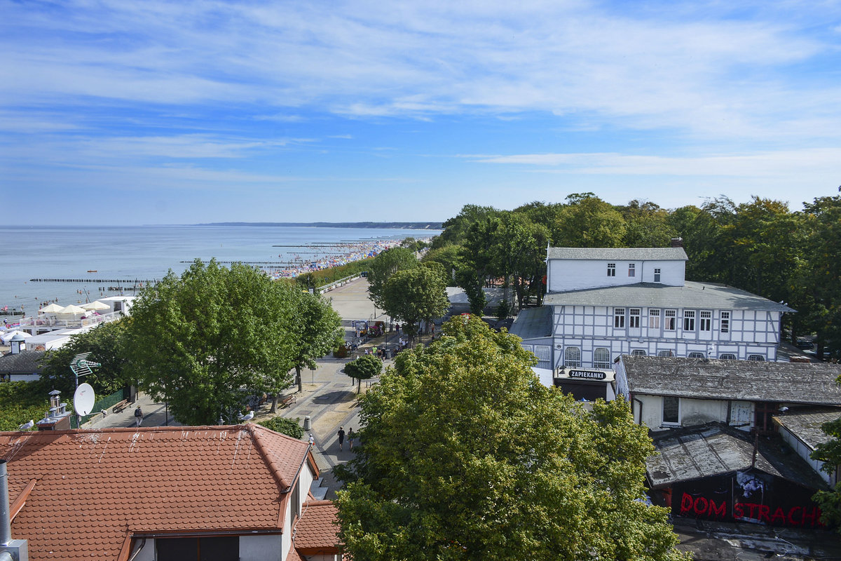 Blick vom Leuchttum in Ustka (Stolpmnde) auf den Oststrand und die Promenade. Aufnahme: 21. August 2020.