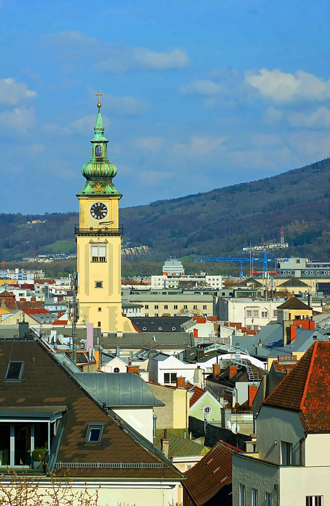 Blick vom Linzer Schloss --> Turm der Stadtpfarrkirche [26.3.2014]
