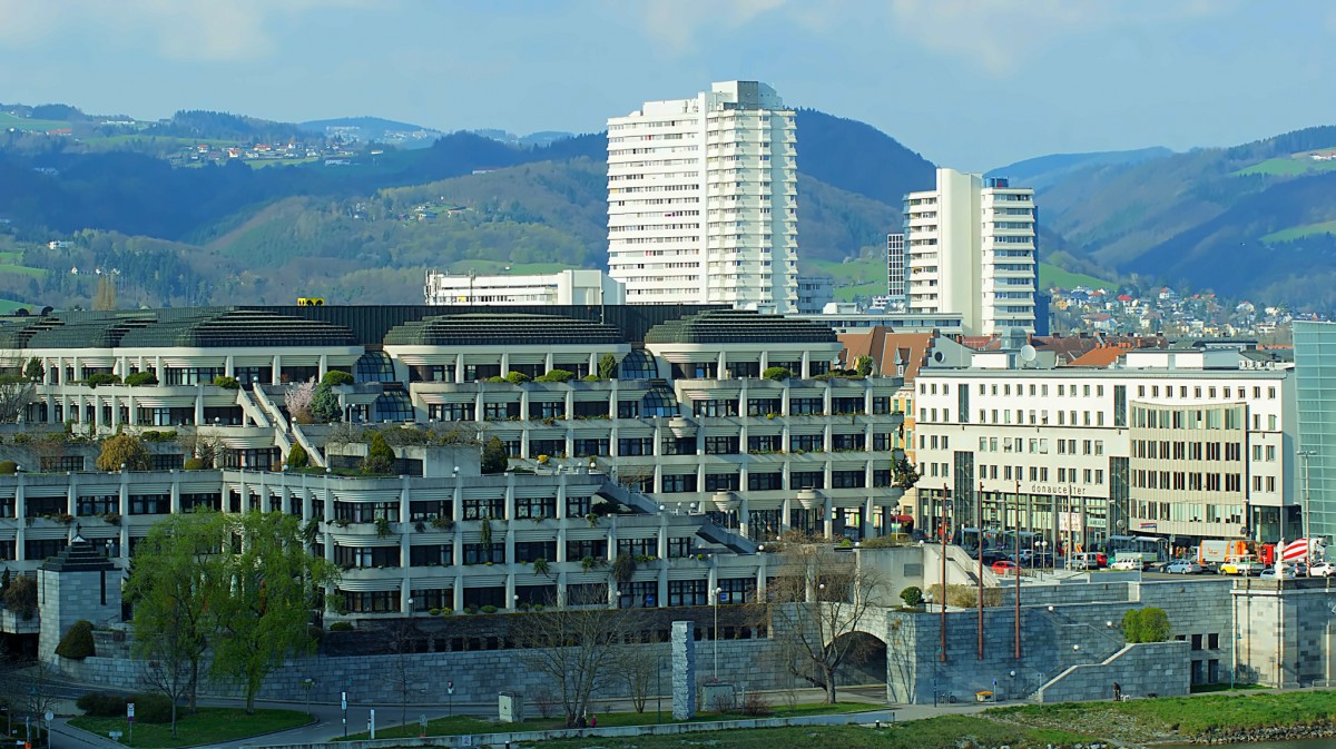 Blick vom Linzer Schloss auf Urfahr. Im Vordergrund das Neue Rathaus. ... aufgenommen am 26.3.2014 