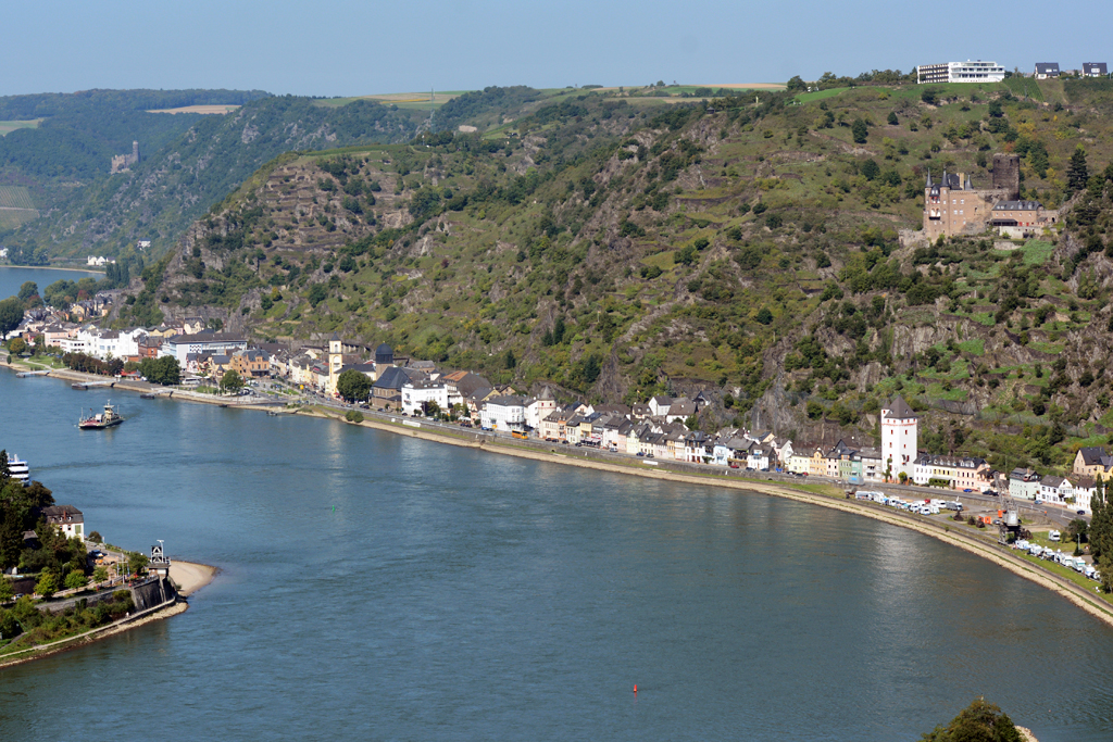 Blick von der Loreley auf St. Goarshausen mit der Burg Katz (rechts/oben) - 17.09.2014