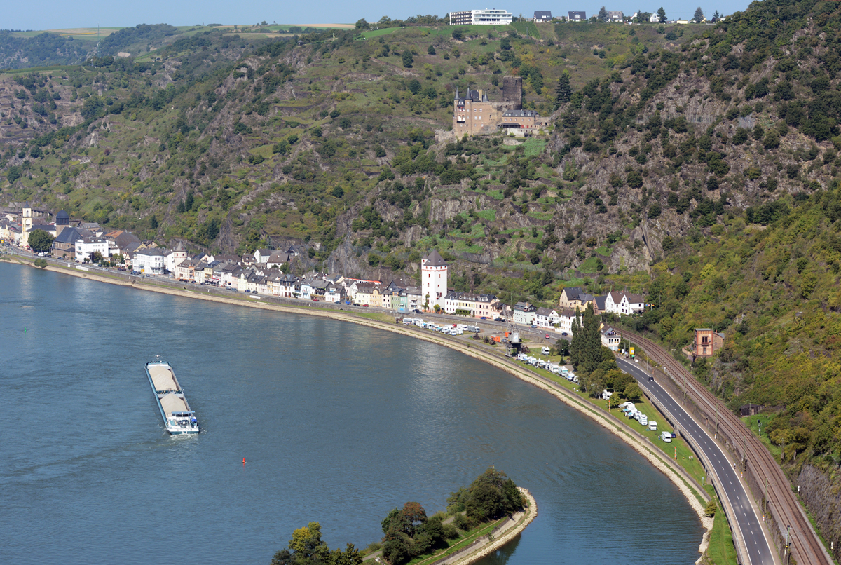 Blick von der Loreley auf St. Goarshausen mit der Burg Katz - 17.09.2014