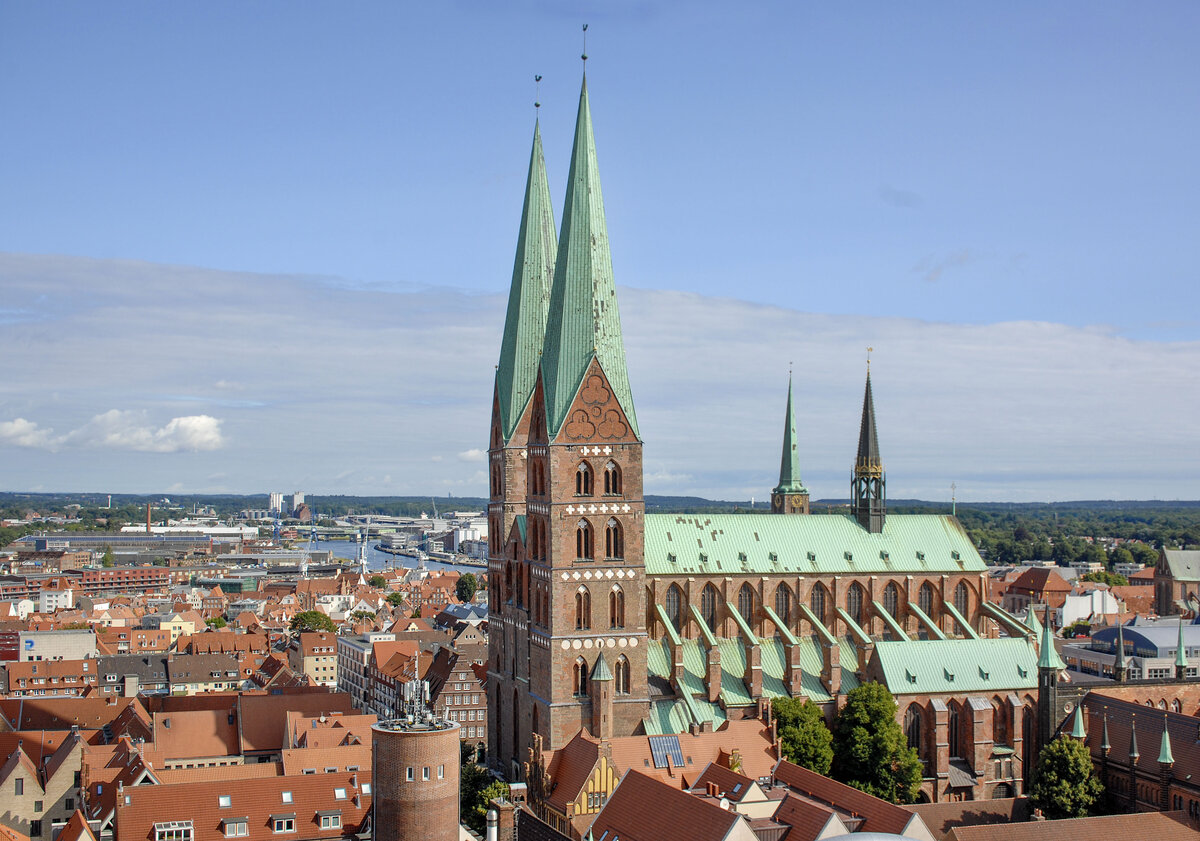 Blick von der Lbeckeer St.-Petri-Kirche nach Norden mit der Marienkirche. Aufnahme: 21. August 2021.