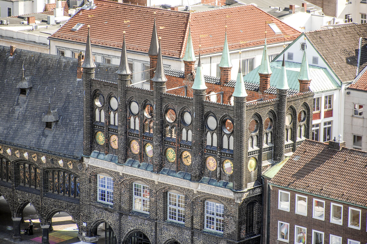 Blick von der Lbecker St.-Petri-Kirche auf das Lange Haus am Markt. Aufnahme: 21. August 2021.