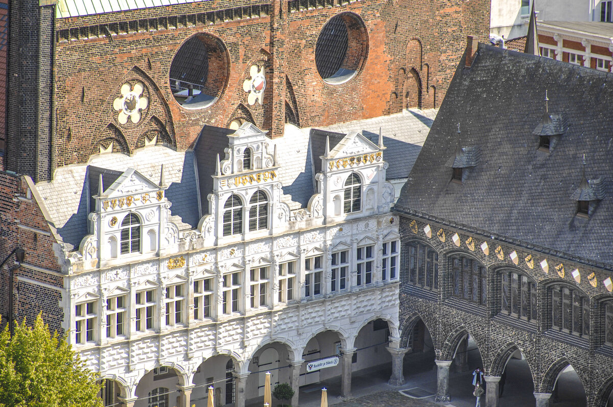 Blick von der Lbecker St.-Petri-Kirche auf das im Winkel stehende, historische Rathaus am Markt neben der Marienkirche. Aufnahme: 21. August 2021.
