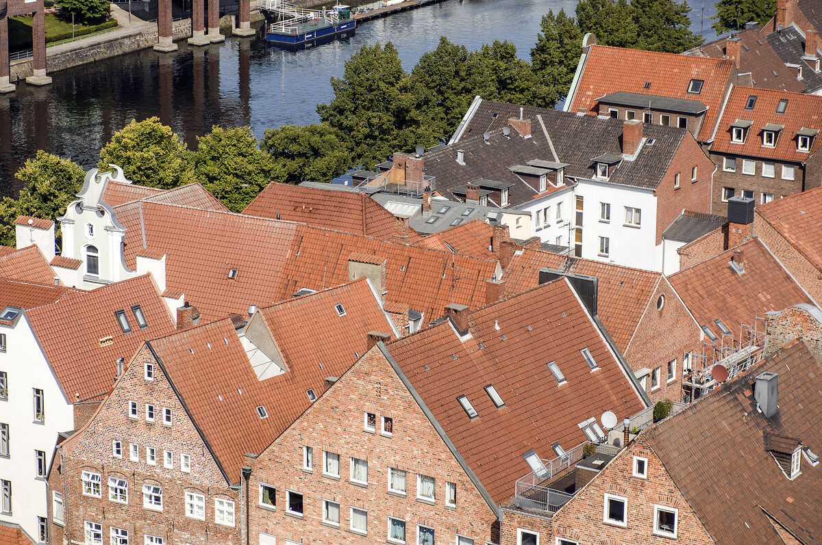 Blick vom Lbecker St.-Petri-Kirche. Dcher an der Bechergrube in der Lbecker Innenstadt. Aufnahme: 21. August 2021.