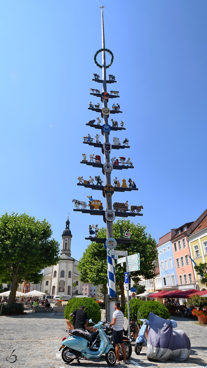 Blick vom Maibaum ber den Stadtplatz auf die Pfarrkirche St. Oswald in Traunstein. (August 2020)