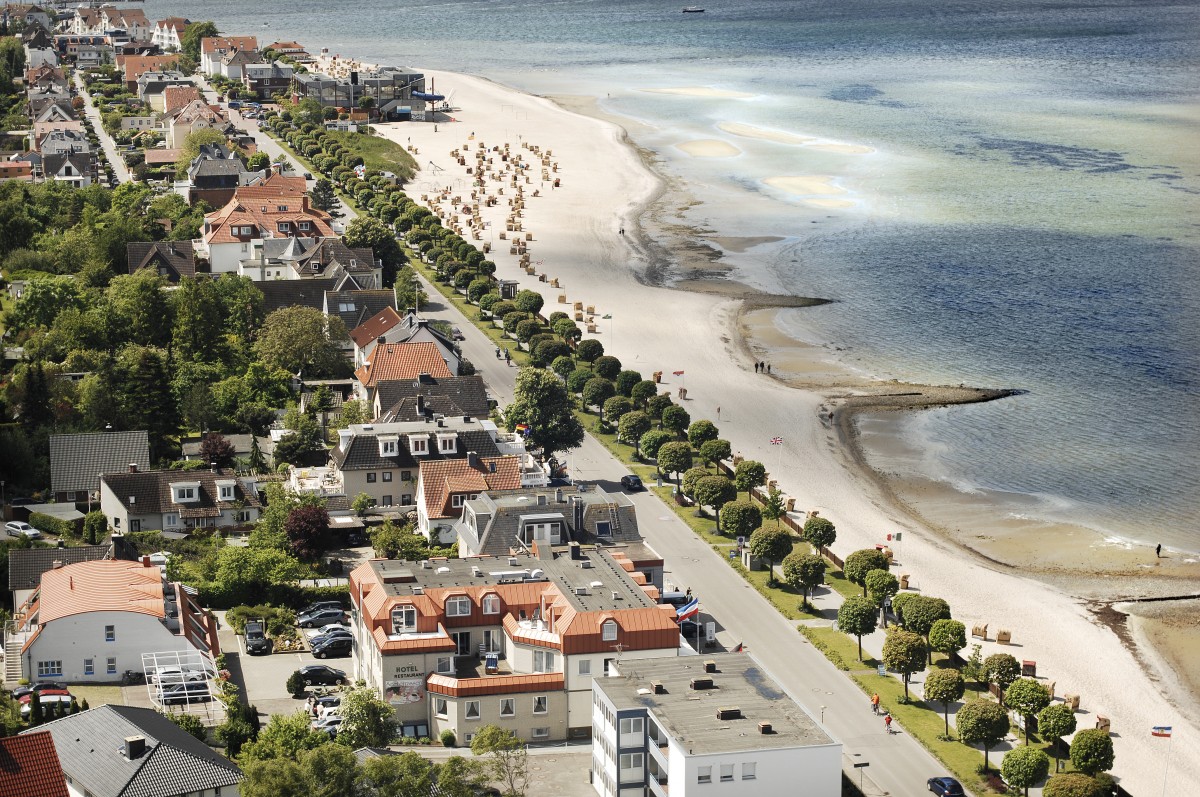 Blick vom Marineehrenmal Richtung Sden auf das Ostseebad Laboe und die Kieler Frde. Aufnahme: 21. Mai 2009.