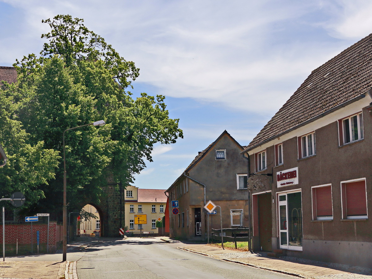 Blick von der Markststrae zum alten Schloss Freyenstein am 24. Juli 2019.