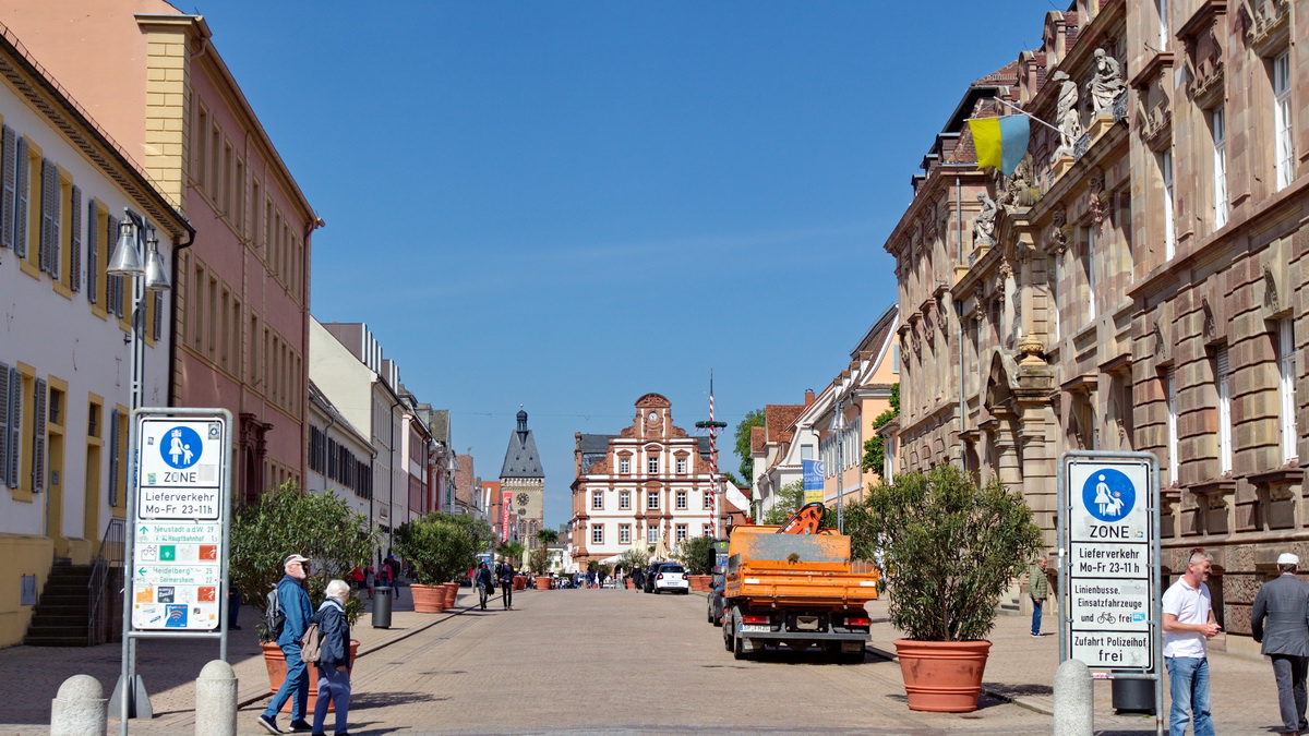 Blick in  die Maximillianstrasse in Speyer vom Domplatz aus am 19. Mai 2023.