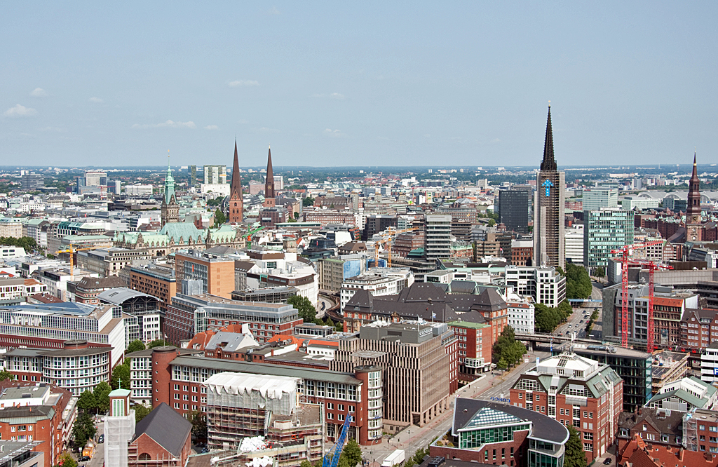 Blick vom Michel auf die Innenstadt von Hamburg mit den Kirchen: St. Jacobi und St. Petri, St. Katharinen und St. Nikolai - 13.07.2013