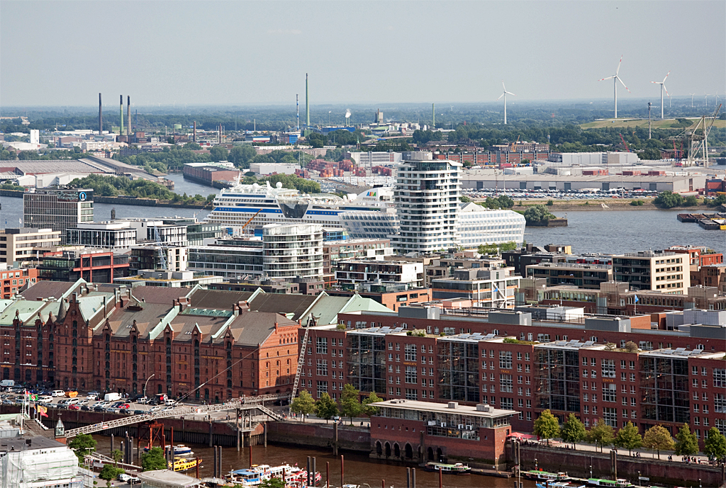 Blick vom  Michel  ber die Speicherstadt, dem Cruise Terminal in der Hafen City (mit der AIDAsol) bis auf die Industrieanlagen sdlich der Elbe - 13.07.2013