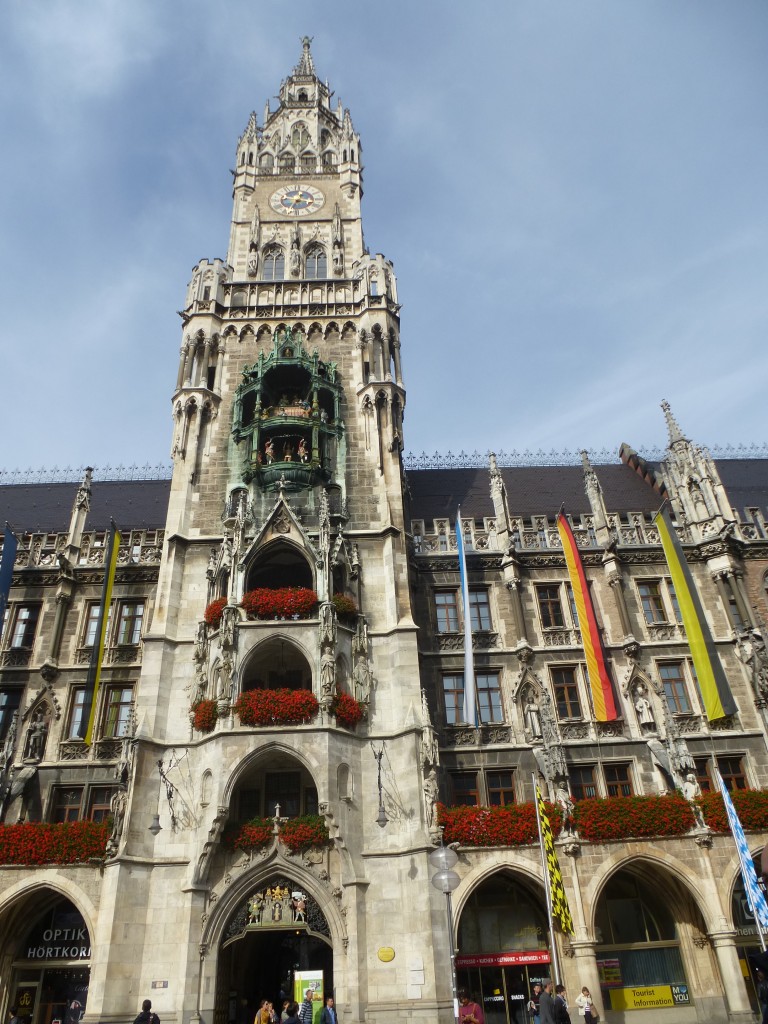 Blick nach oben zum Mnchner Rathaus am 22.09.2013 am Marienplatz.