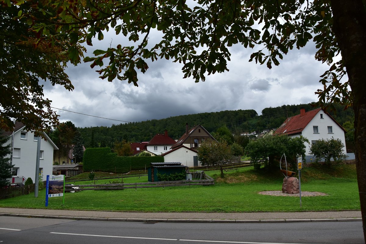 Blick nach Ost von einer Bank an der Hauptstrae in Neckargerach, da wo sie sich mit der Neckarbrcke verbindet wo es nach Guttenbach geht. 9.9.2017