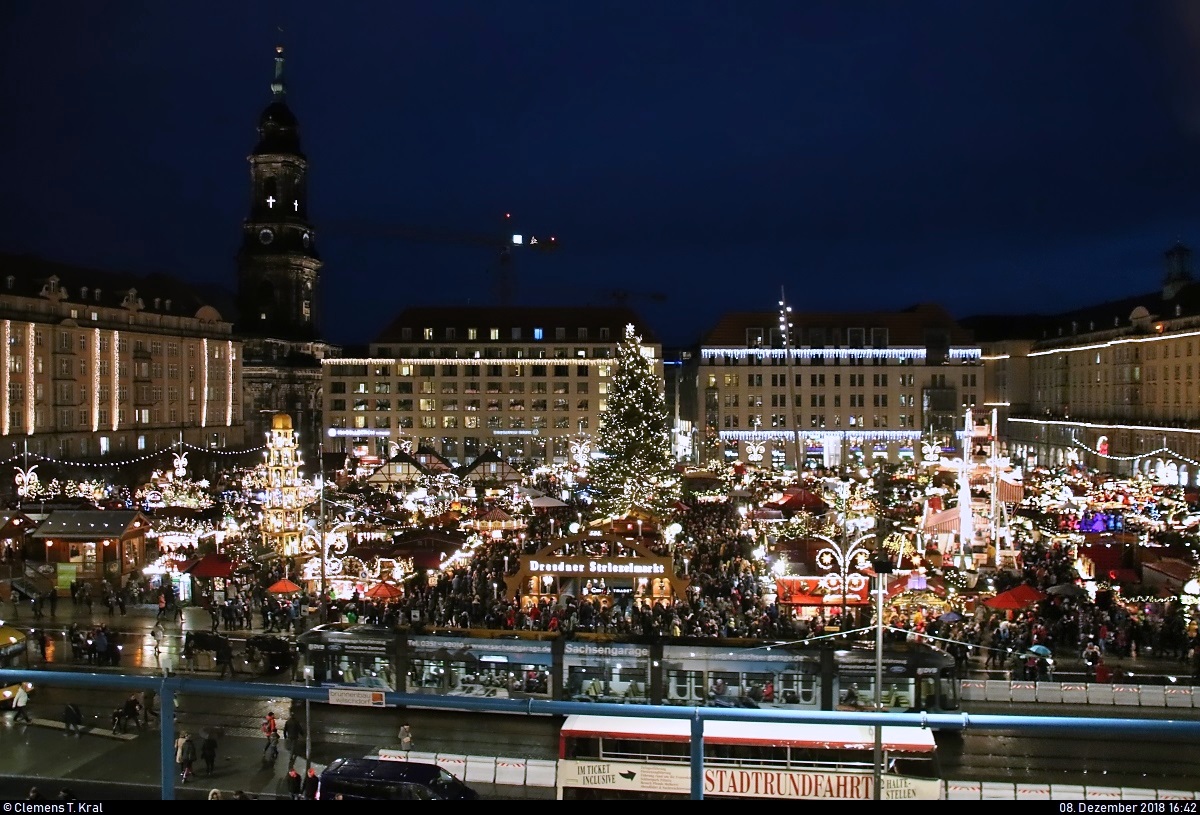 Blick vom neuen Kulturpalast auf den 584. Dresdner Striezelmarkt, Deutschlands ltesten Weihnachtsmarkt. Dieser befindet sich auf dem Altmarkt in Dresden.
Durch Spiegelungen war die Aufnahme nicht einfach.
[8.12.2018 | 16:42 Uhr]