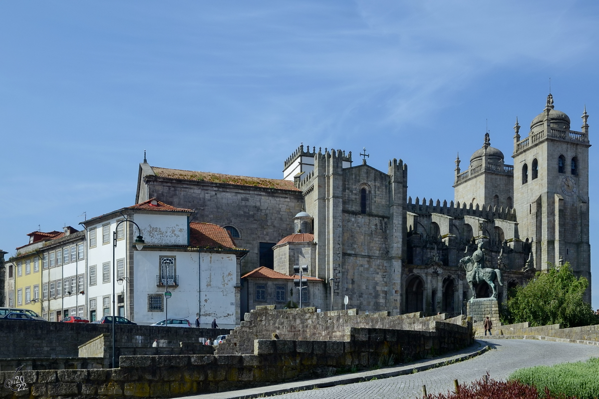 Blick von Norden aus auf die Kathedrale von Porto (S do Porto) in der Altstadt von Porto. (Mai 2013)